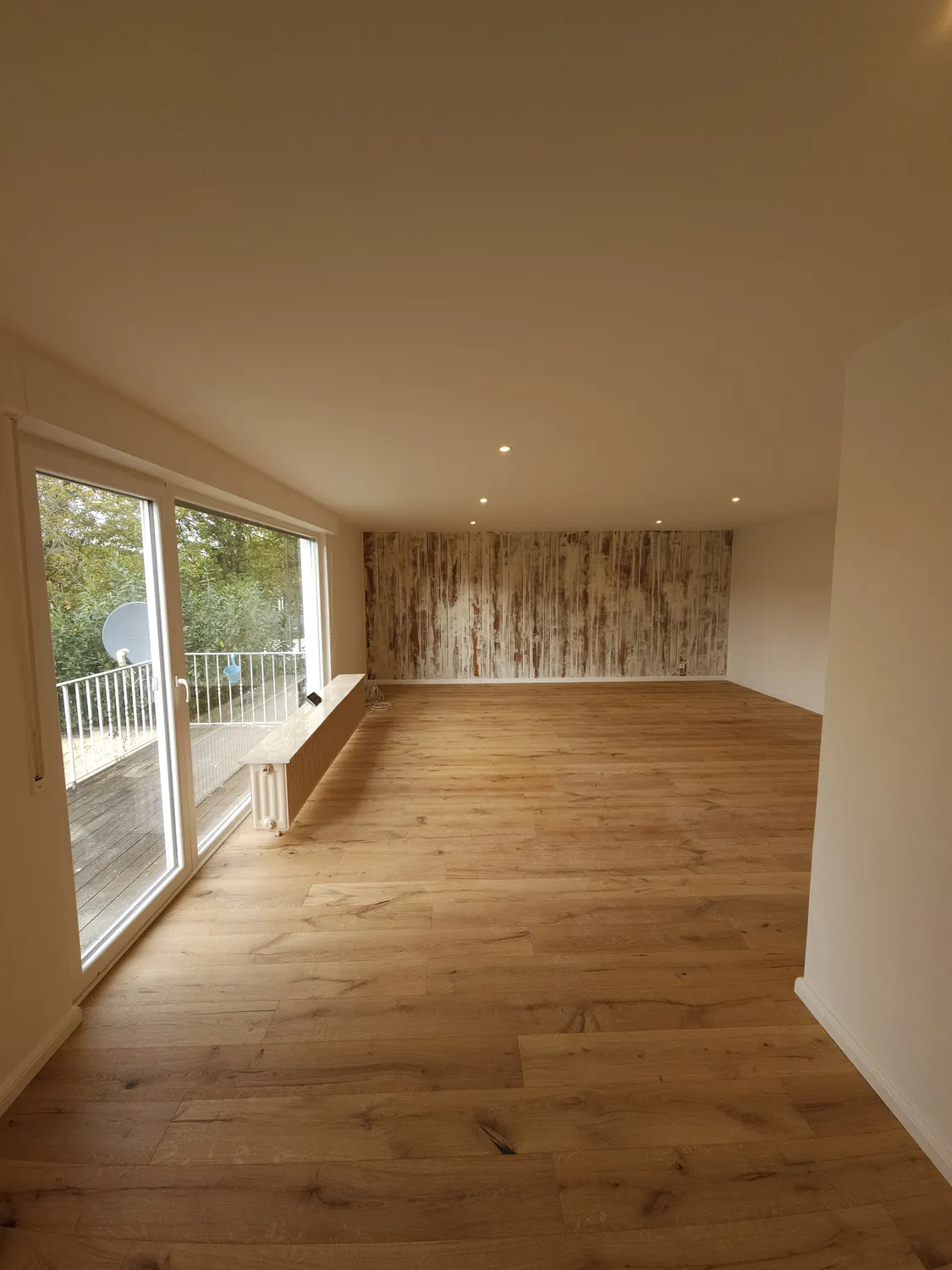 Fertig ausgebauter Dachraum mit Trockenbauwänden, Holzboden und Einbauleuchten